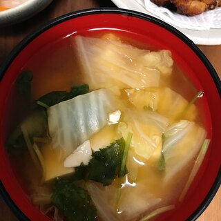 白菜と豆腐と三つ葉の味噌汁